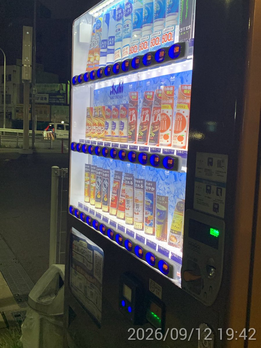 kimachan1966's tweet photo. 今日ねー
社内で
ひとりの男性とすれ違った

見たことない人だった

お互いに
「お疲れさまです」と
挨拶してすれ違ったんだけどさ

その人がさ

めちゃくちゃいい笑顔だった
すばらしかった

この人は
普段から
こんなすごい笑顔でいるんだ

って思って
感動した https://t.co/74KdlO4kkk