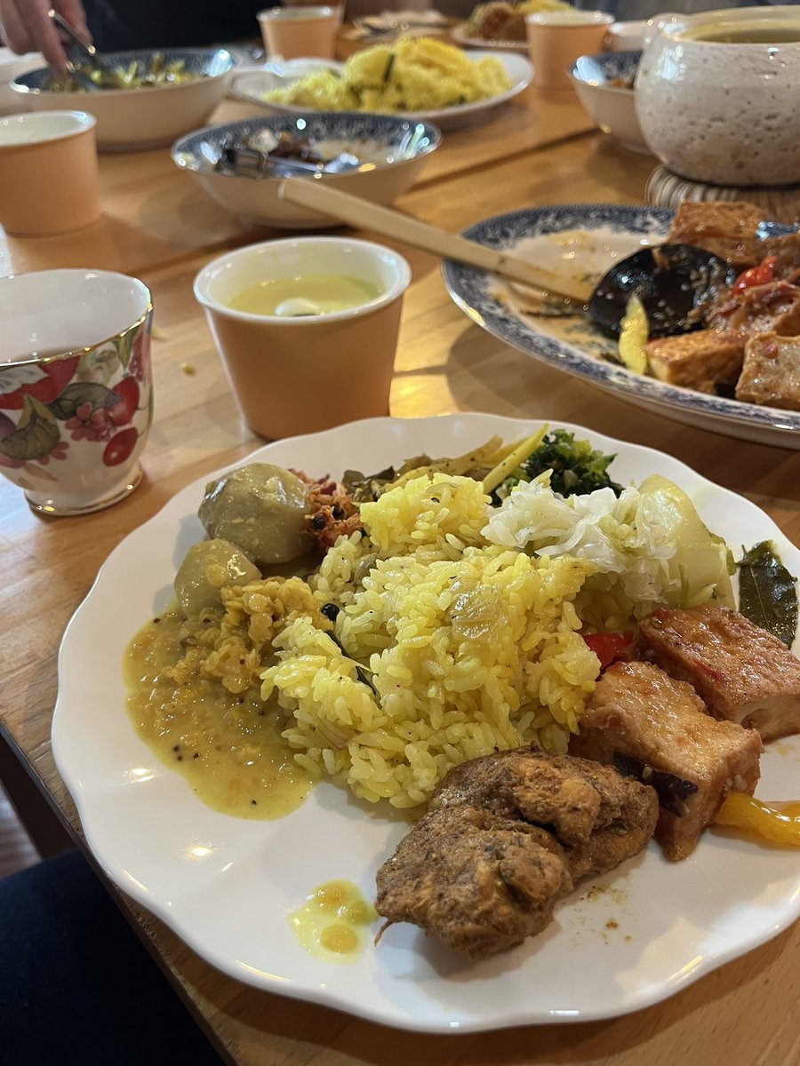 DsglioABche's tweet photo. 大宮の #スリランカカレー
#紅茶屋さん へ

一回行ってみたかったお店！
カレー友達が企画してくれて念願叶いました〜
右手にスプーン左手にフォークで混ぜながら頂くスタイル

美味しい×お腹いっぱい＝シアワセ　の方程式 https://t.co/UW2v2RdO0F