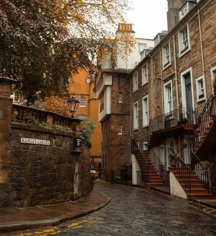 earthviewss1's tweet photo. Autumn in Edinburgh, Scotland 🏴󠁧󠁢󠁳󠁣󠁴󠁿 https://t.co/tHi3nIZLm5