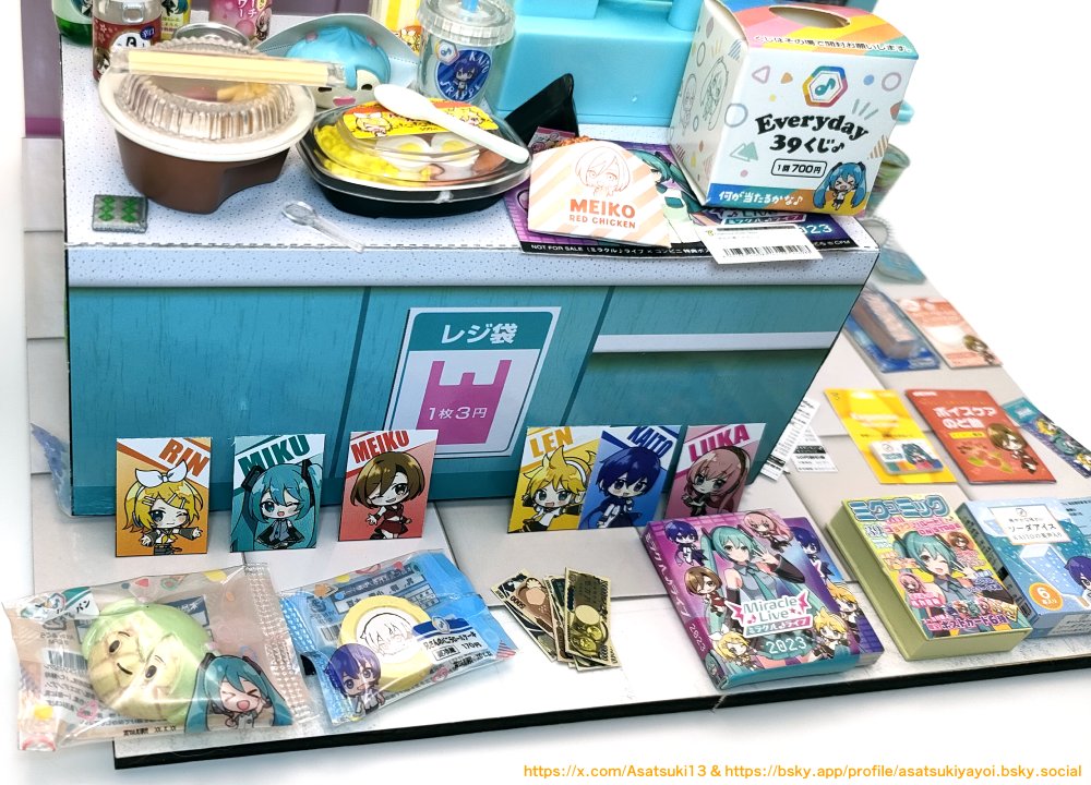 Asatsuki13's tweet photo. ▶️前々回の続きです

アイテムが揃ったので、いよいよコンビニとしてセッティングです！

まずは部分接写
ていうかアイテム多すぎて棚やテーブルで収まらず床に溢れ出しました

🍄商品���細
 リーメント / 初音ミクシリーズ まいにち39♪コンビニライフ
#ミニチュア #ミニチュアフード https://t.co/DwvByyNDlS