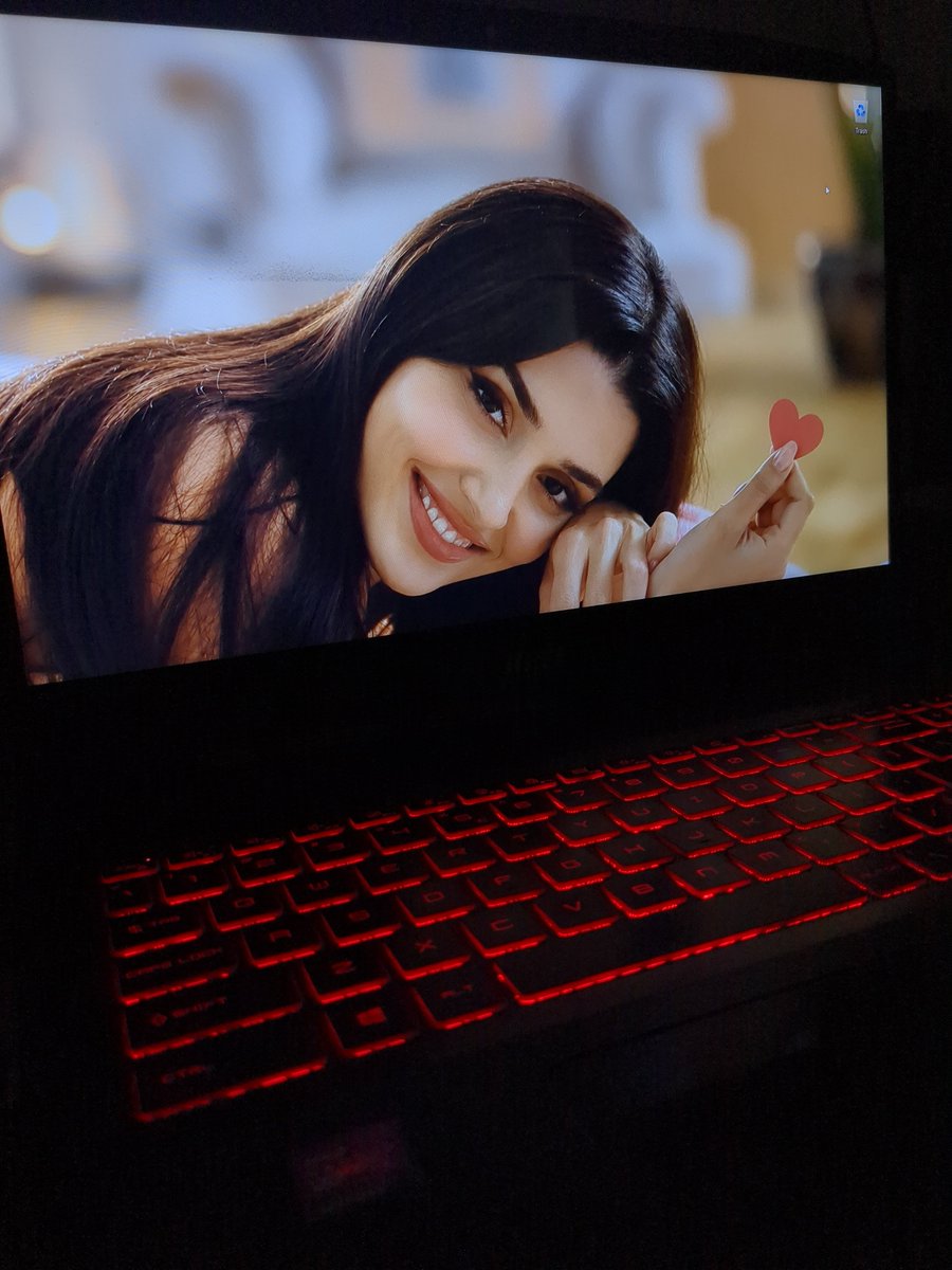 HandeErcelPapa's tweet photo. Why my laptop screen suddenly became super cute 💖

 #HandeErçel #HandeErçelFans #WithLoveFromIndia #HandeErcelIndianFans #Handemiyy #HandeErcelPapa @HandeErcel https://t.co/T5wc59YxzA
