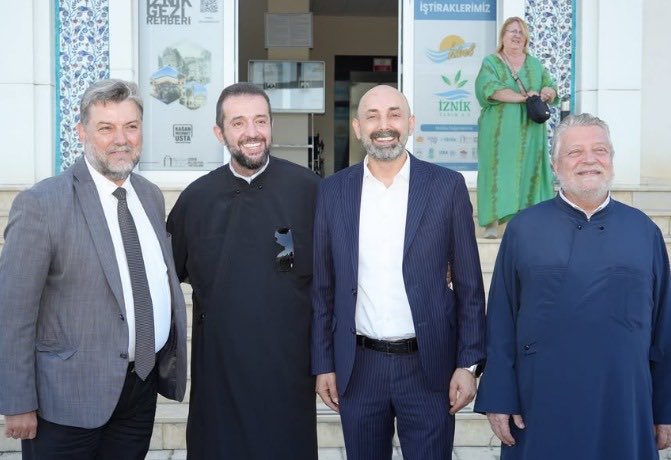 turkdegs's tweet photo. Cihat Yaycı :

‼️ BU NASIL BİR DUYARSIZLIK, NASIL BİR AYMAZLIKTIR?

Fotoğraflara iyi bakın!

Yunanistan Kilisesinin Dini Turizm Kurulunun girişimiyle Yunanistan’ın çeşitli bölgelerinden gelen ruhani temsilciler ve sözde inanç turizmi uzmanları İznik’e geliyor.

Ama turist olarak gelip gezip gitmiyorlar.

Belediyenin kendi açıklamasına göre İznik’i bundan sonra oluşturmayı planladıkları inanç turizmi güzergahlarına dahil etmek amacıyla “inceleme ve tespit” yapıyorlar. Ardından İznik Belediyesinde ağırlanıyor, hediyeler veriliyor, alkışlarla karşılanıyor ve “T.C. İznik Belediye Başkanlığı” tabelasının altında toplu fotoğraf veriliyor.

Soruyorum:

Yunanistan Kilisesi Türkiye Cumhuriyeti topraklarında neyin incelemesini, neyin tespitini yapıyor?

Hangi güzergahı oluşturuyor?

Bu güzergahın tarihi ve dini anlatısını kim belirleyecek?

Bu faaliyetlerden Dışişleri Bakanlığımızın, Kültür ve Turizm Bakanlığımızın ve ilgili devlet kurumlarımızın bilgisi var mı?

Kimse meseleyi başka yere çekmesin. Hristiyanların İznik’i ziyaret etmesine elbette karşı değiliz. İnanç turizmine de karşı değiliz.

Ama ziyaret başka, Yunanistan Kilisesinin Anadolu’da kurumsal olarak dini güzergah oluşturması başka şeydir!

Üstelik mesele yalnızca turizm olarak görülemez. Batı Trakya’da Türk toplumunun dini, eğitim ve vakıf hakları konusunda yaşananlar ortadayken; Türkiye’de Yunan dini kurumlarının faaliyetlerine gösterilen bu ölçüsüz rahatlığın karşılıklılık bakımından da sorgulanması gerekir.

Son yıllarda Fener Rum Patrikhanesinin faaliyetleri, Heybeliada Ruhban Okulu tartışmaları ve Anadolu’nun çeşitli noktalarında dini güzergah oluşturma girişimleri de ortadayken devletimizin bütün bu gelişmelere tek tek değil, bütüncül bir stratejik bakışla yaklaşması gerekir.

Bir hususa özellikle dikkat çekiyorum:

İZNİK, NICEA DEĞİLDİR! İZNİK, İZNİK’TİR!

İznik’i yalnızca 325 yılındaki Konsil üzerinden tanımlayıp yeniden “Nicea” adıyla uluslararası bir Hristiyanlık merkezi olarak kurgulamaya kimsenin hakkı yoktur.

İznik, Türk tarihinin, Türk hakimiyetinin ve Türk-İslam medeniyetinin de mührünü taşıyan bir şehrimizdir.

Misafirperverlik başka şeydir, milli hafıza ve devlet bilinci başka şeydir!

Yunanistan Kilisesinin heyetini ağırlamak kolaydır.

Asıl mesele, onların İznik için ne planladığını bilmektir!

@iznikbelediyesi @BursaValiligi @TC_icisleri @TC_Disisleri @TCKulturTurizm @tcbestepe @yenisafak @yeniakit @YenicagGazetesi @cumhuriyetgzt1 @gazetesozcu @milligazetecom @rprefahpartisi @DoganBekin @gztcom @haber365