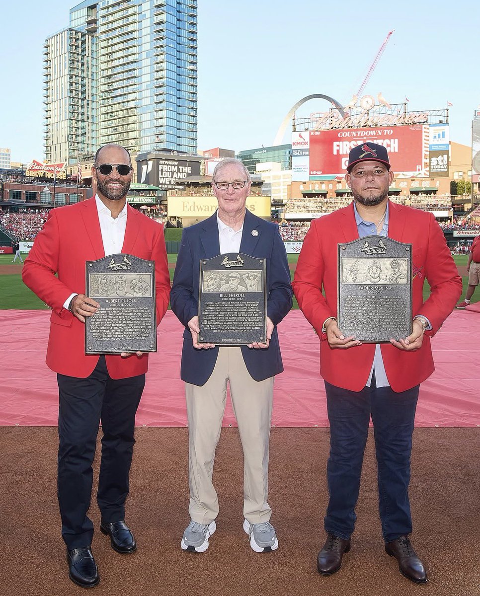 Magallanes_bbc's tweet photo. Inmortal ✅

De manera oficial, los Cardenales de San Luis indujeron a nuestro manager, Yadier Molina, a su Salón de la Fama.

Esto como parte de la Clase 2026 junto a su ex compañero Albert Pujols y también a Bill Sherdel.

Un logro más, líder 🫡👏

📸 @Cardinals https://t.co/EnkMWax6WY