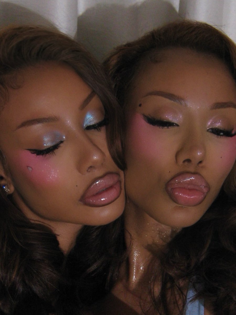 itsgutttaa's tweet photo. Who are you ? Who are we ? We’re THAT BITCH!🎀 Makeup by me on Clermont Twins 👩🏽‍❤️‍👩🏽 https://t.co/KT3V7ttVlx