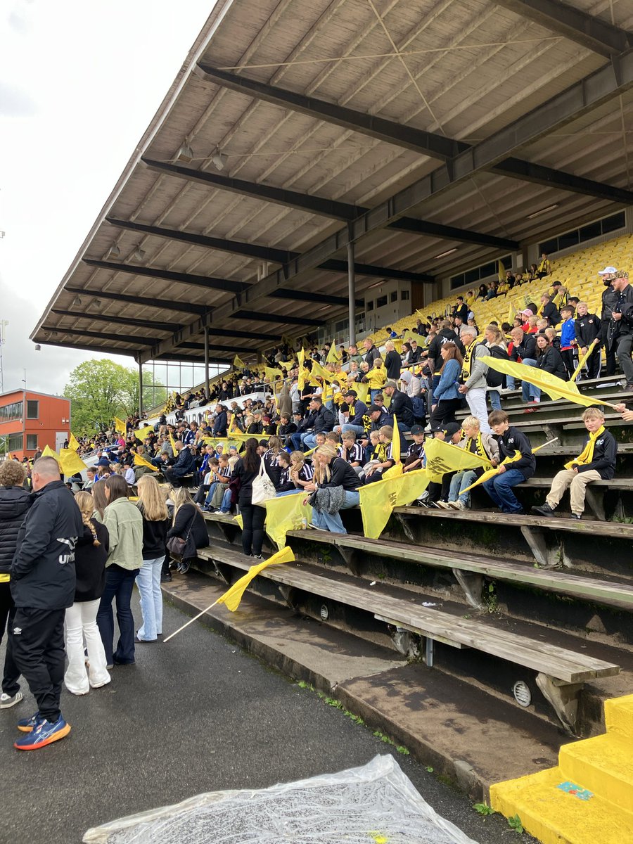 EricSjolin's tweet photo. Inför dagens match kördes flaggmålning på klassiska Ryavallen. Ungdomens dag lockade som vanligt många ifrån våra lokala föreningar. Kanonarrangemang för framtidens Elfsborgare! https://t.co/jb9fYiWOWY
