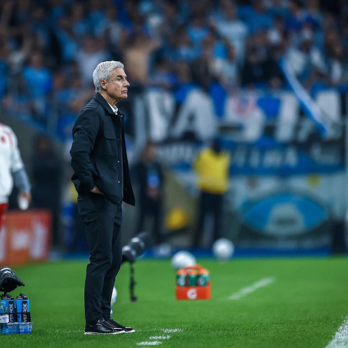futebol_info's tweet photo. 🚨 URGENTE! CAIU: Luís Castro não é mais técnico do Grêmio.

🗞️ @gzhdigital 
📸 Lucas Uebel/GFBPA https://t.co/0JnbNU1nGM
