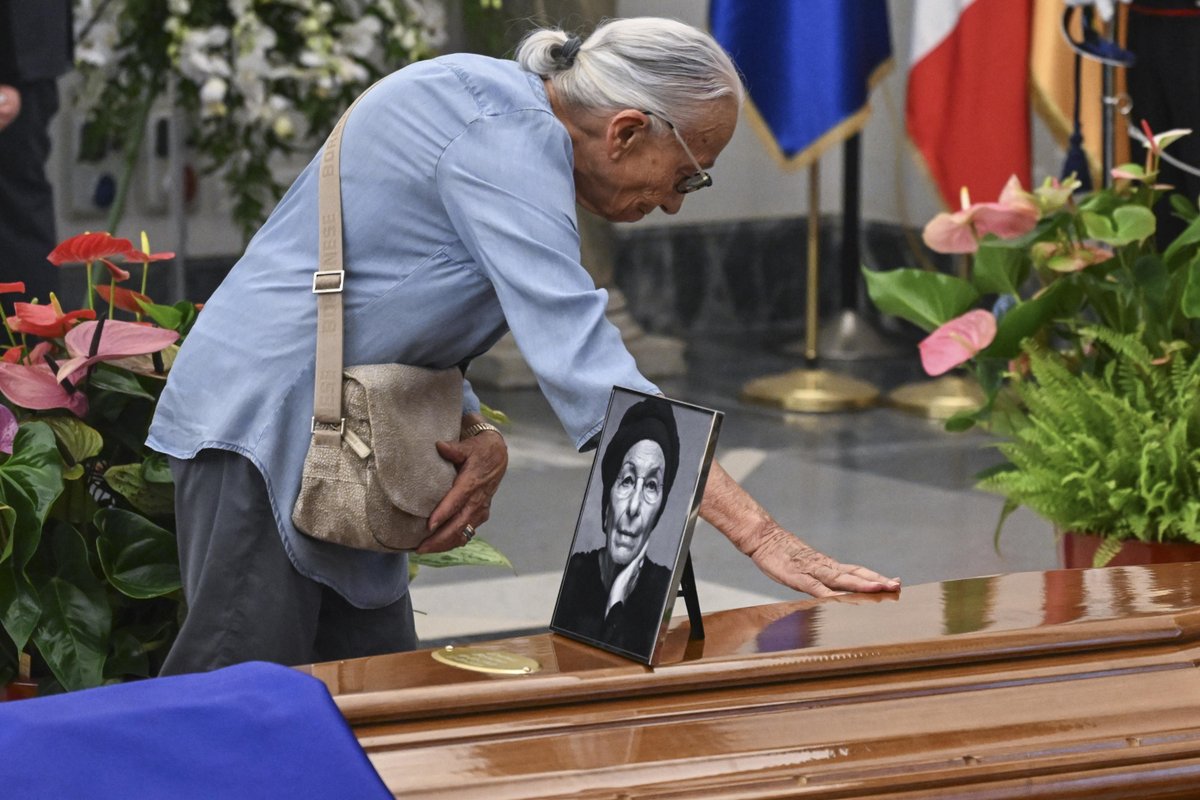TV2000it's tweet photo. NEWS - Centinaia di persone stanno rendendo omaggio a #EmmaBonino nella camera ardente allestita nella Sala della Protomoteca in Campidoglio a Roma. Tra i presenti anche la sorella Domenica. Sulla bara della leader radicale è stata adagiata una bandiera dell’Unione europea, mentre ai lati del feretro si accumulano i fiori lasciati dai cittadini. Sono presenti anche le corone della Presidenza del Senato, della Camera, di Palazzo Chigi e di Radio Radicale.

L’affetto per Bonino attraversa generazioni e appartenenze politiche. «Solo grazie», ha detto una giovane con gli occhi lucidi. Molti, dopo essersi fermati davanti al feretro, hanno lasciato un ricordo sul libro delle condoglianze.

Il sindaco di Roma @robertogualtieri ha sottolineato la grande partecipazione, definendo Bonino «una donna straordinaria», protagonista della Repubblica e della democrazia italiana. «È stata una combattente dolce e tenace per lo Stato di diritto, per le libertà civili e politiche. Ed è stata una europeista fortissima», ha detto, giudicando appropriata la scelta dei funerali di Stato.

Alla camera ardente sono arrivati anche esponenti di diverse stagioni della politica italiana. @riccardomagi ha ricordato l’esempio di Bonino e il suo impegno per riformare le istituzioni, mentre @pierferdinandocasini ha sottolineato il valore della bandiera europea sulla bara, definendo la sua una «grande lezione di civiltà, di politica, di europeismo e di amore anche per l’Italia». Gianfranco Fini ha parlato di una figura che ha lasciato una pagina importante della storia repubblicana, capace di affrontare anche posizioni controverse con passione civile e coerenza.

Benedetto Della Vedova, che ha condiviso con Bonino un lungo percorso politico, ha ricordato soprattutto il suo metodo: partire da ideali e valori, individuare obiettivi concreti e costruire intorno a essi iniziative e alleanze.

#13settembre #Emma
#foto ANSA