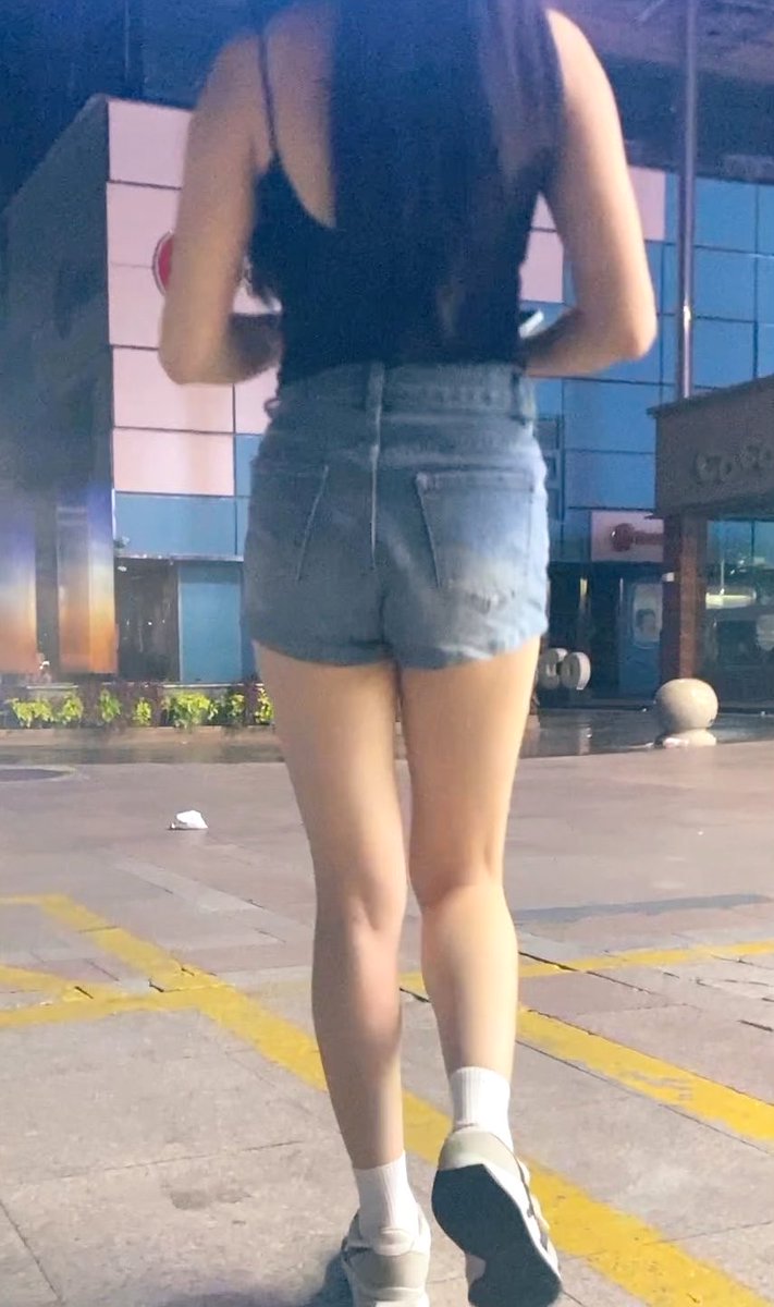 Dazheai's tweet photo. 午夜跟妹子散散步，小吊带超短裤，一��一扭真的爱😍～  #街拍 #美女 #丝袜 #美腿 #foot #legs https://t.co/4YBkArba5R