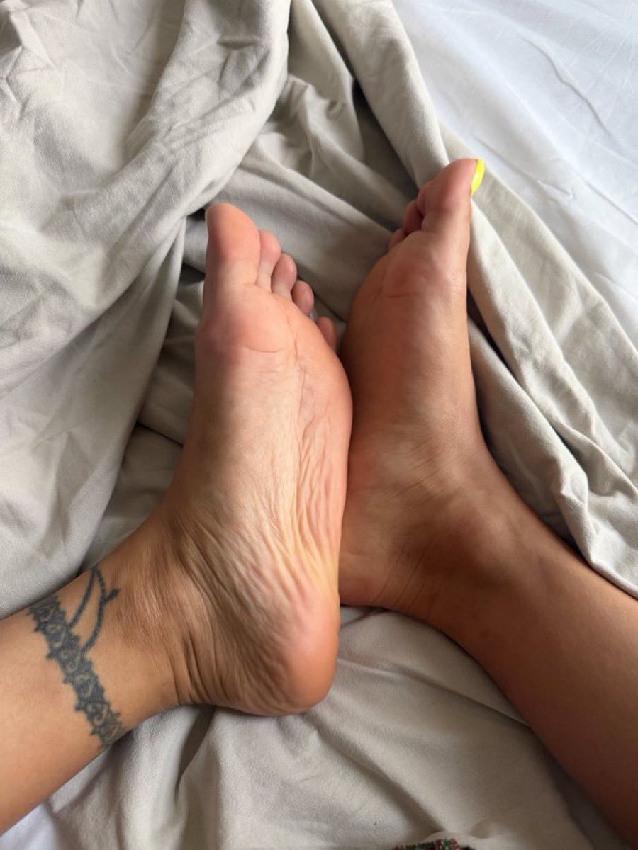 Zenith_Wave_'s tweet photo. Les pieds de @layafeet ne laissent personne indifférent 🔥 

#frenchfeet #feetaddict #feetlovers 
#prettyfeet #toes #soles #frenchsoles #soleslovers #feetworship #feetpics #footfetish #feetfetish

@rtfindom @frenchfetishwo1 @footparadiseRT @Feetopia https://t.co/5iXMA7TZKG