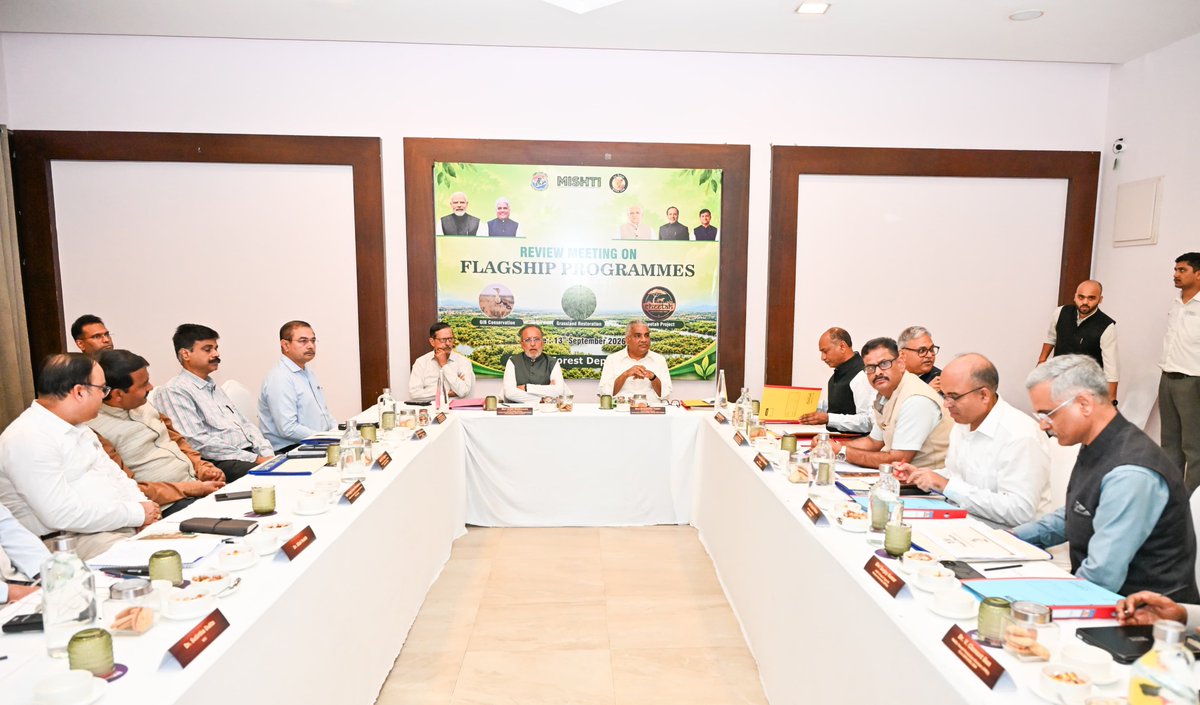 EnvironmentPib's tweet photo. Union Environment Minister Shri @byadavbjp reviews progress of Great Indian Bustard (#GIB) Conservation, #Grassland Restoration and Project #Cheetah at Bhuj; Releases Gujarat #ActionPlan for GIB Conservation.

📝 https://t.co/qzrFJ4sXWz https://t.co/W99tj7TaTJ
