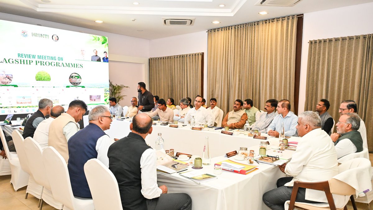 EnvironmentPib's tweet photo. Union Environment Minister Shri @byadavbjp reviews progress of Great Indian Bustard (#GIB) Conservation, #Grassland Restoration and Project #Cheetah at Bhuj; Releases Gujarat #ActionPlan for GIB Conservation.

📝 https://t.co/qzrFJ4sXWz https://t.co/W99tj7TaTJ