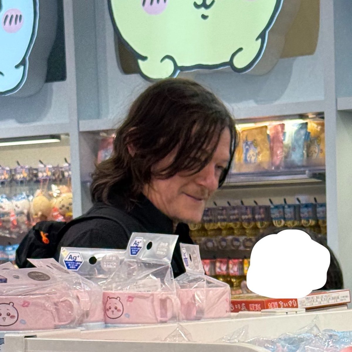 TheCinesthetic's tweet photo. Norman Reedus checking out ‘CHIIKAWA’ merch in Tokyo. https://t.co/yurmVQQVTX