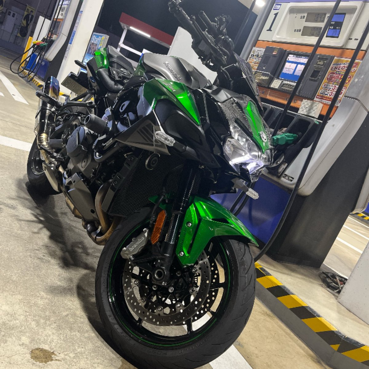 sinD981051's tweet photo. コンビニ寄った時にカメラつけっぱで
若者2人がバイク見ながら会話してたけど
ZH2知ってたよw
そしてこのバイクを今までで
1番褒めてくれてた😂

ありがとう川崎の若者

#ナイツー
#Zh2 https://t.co/r9MMroerLc