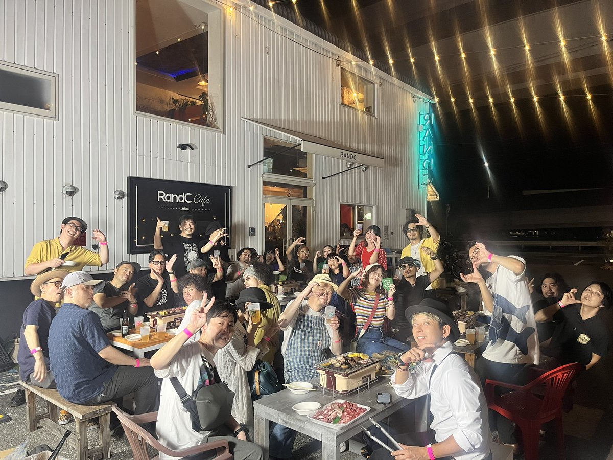 beergakudan's tweet photo. RAND Cにお越しいただいた皆様（/´v`\）

いつものみんなも、お久しぶりの方も、ビアフェスチームも、先輩からかわいいお子ちゃま、そしてギャルまで♡

遊びに来てくださったみなさんの愛と温かさのおかげで、心がホクホク♡スーパーハッピー楽団でした🌸🌼🌹

ありがとうございました♡

#麦酒楽団 https://t.co/PzLZBmB7W7