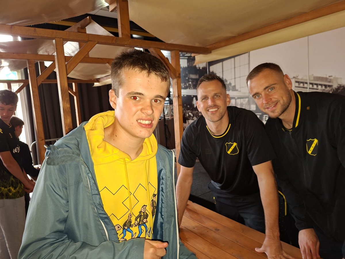 BaJoDiToCo's tweet photo. Op dagen als vandaag #OpendagNAC dan zijn er altijd weer momenten en dan maakt je hart een sprongetje!!

Kleine dingen, grootse momenten!! Mooie gesprekken, lieve knuffels!!

#NieuweProfielfoto
#NACPraat

💛🖤
#ZVGKind
#ZieHun https://t.co/R3ECGOQdN8