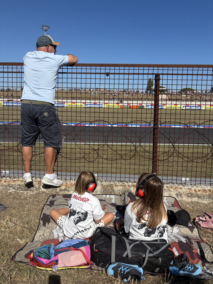 claudiacardati's tweet photo. Posto preferito.
Persone preferite.
Trionfo del preferito.#SanMarinoGP https://t.co/vr5P7Ln4xI