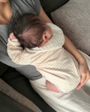 Adel83955007's tweet photo. 都说带娃的宝妈最有母性光辉，但其实也是个普通有欲望的女人罢了

不要问我为什么喂奶🍼的时候发出那种声音，���案你们懂的… https://t.co/GV1gZqW8oh
