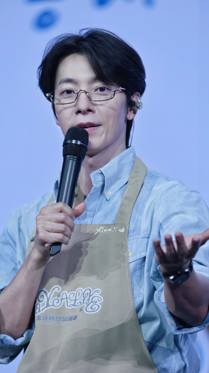 XiandaHae's tweet photo. Ogod such Handsome Barista ☕️😍
I’ll drink coffee til caffeine overdosed 😮‍💨

260913 STAY ALIVE Parallel Days With HAE 
#동해 #Donghae Fanmeeting in Beijing
@donghae861015 https://t.co/f2XdTKASzJ