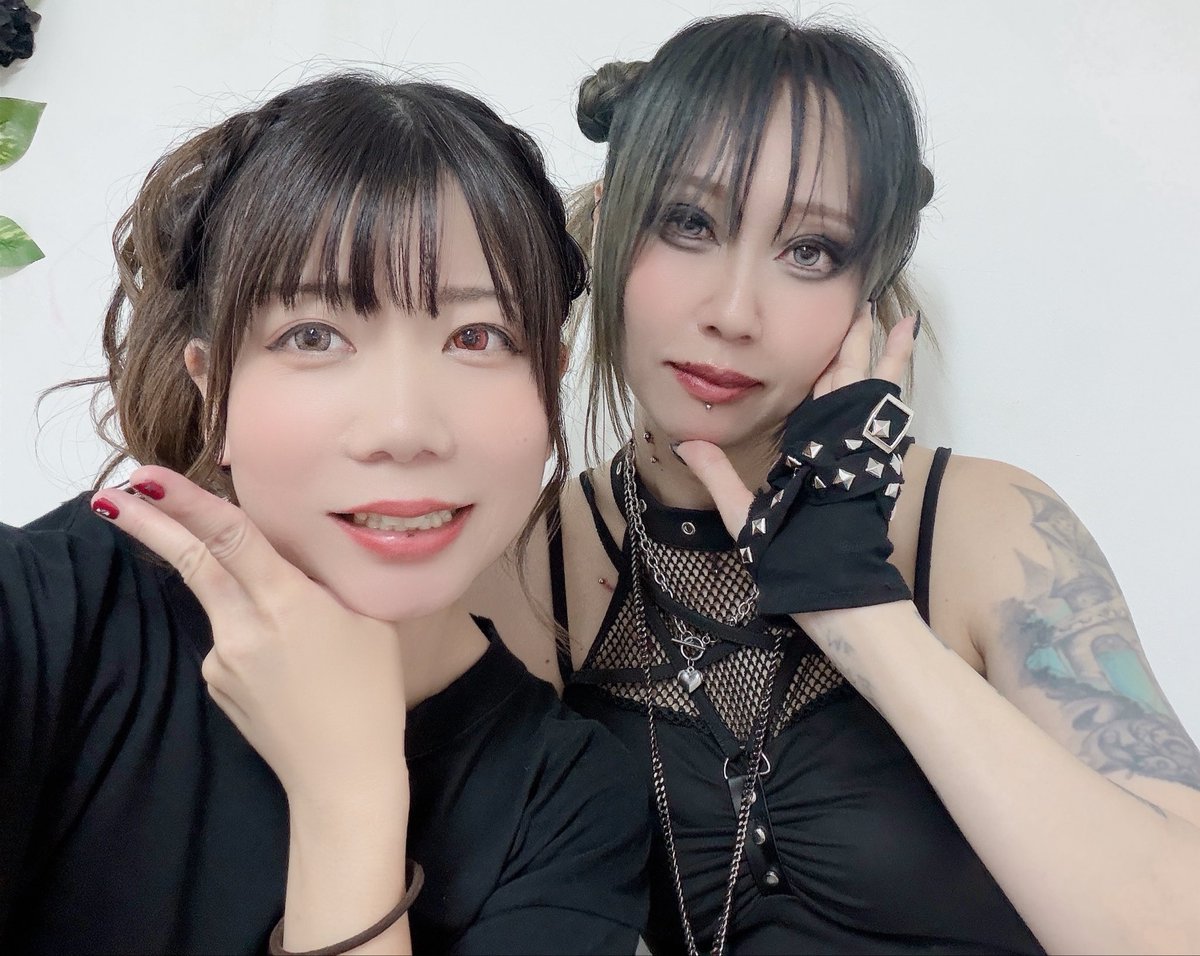 Assia_Vocal's tweet photo. 今日コラボさせていただいた
歌姫さん方Σp📸ω･´)

コラボ曲こちら

🌸花になって@R_____in__ 
💫トライアングラー@darrrrrru415 
🤖グレンラガンメドレー@tela_rrr 

歌い辛い高音箇所をカバーしてもらったり、歌唱力はもちろん、臨機応変能力がバケモノ(褒め)でした🥹

また一緒に歌いたい～！です！ https://t.co/y2AsADxuJP
