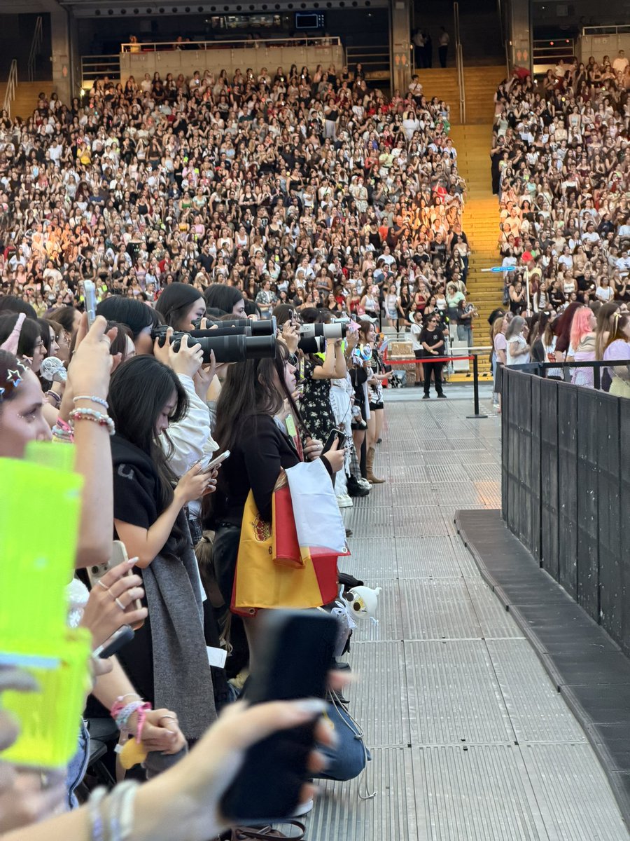 knastprinzchen's tweet photo. just to add context this was the situation in the front row of section 15 and 16. in the span of 30 min security took away 10+ people who broke the rules about professional cameras and none of them had a wrist band that showed they were part of the teams/media. 1/2 https://t.co/A4ZZ80Zl7n