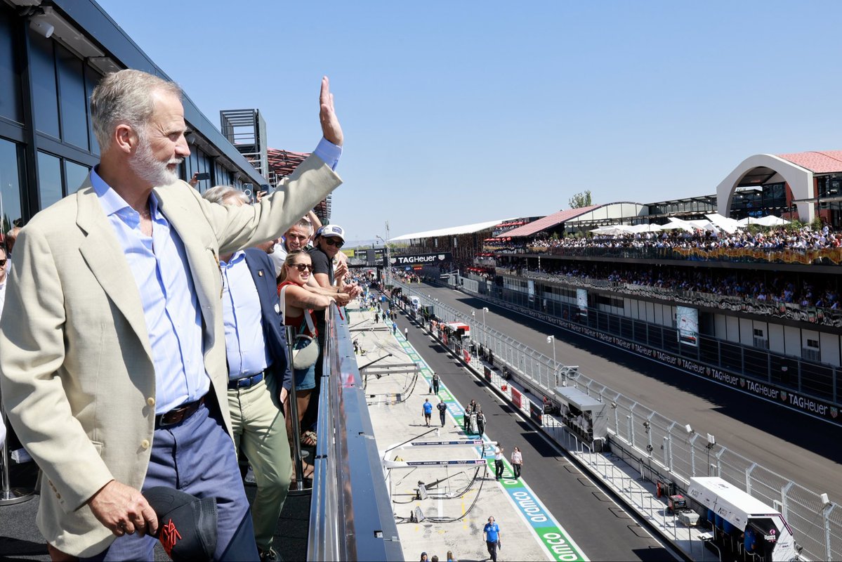 CasaReal's tweet photo. Asistencia del Rey, acompañado por la Princesa de Asturias y la Infanta Sofía, al  Gran Premio de España de Fórmula 1 2026 que se ha celebrado en el nuevo circuito MADRING, concebido para acoger competiciones de Fórmula 1, Fórmula 2 y Fórmula 3, con un trazado de 5,4 kilómetros y 22 curvas.

➡️https://t.co/GCRB8hdEiX