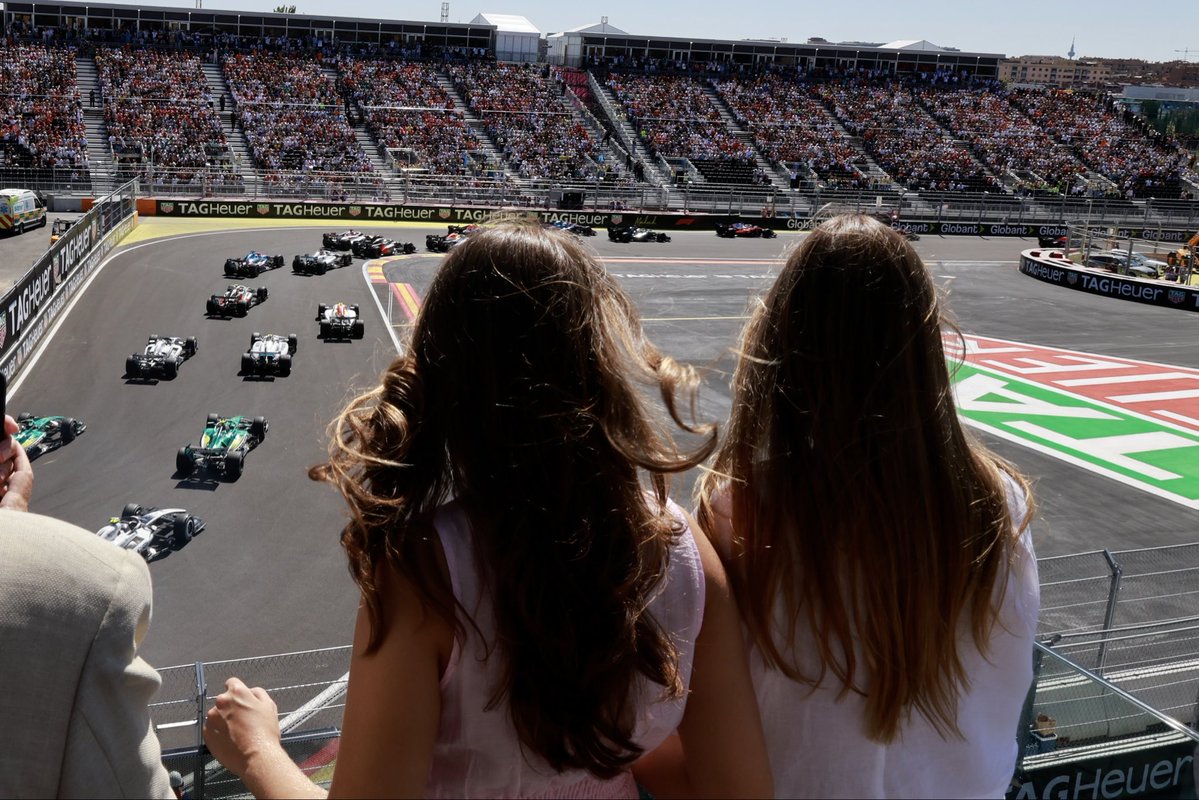 CasaReal's tweet photo. Asistencia del Rey, acompañado por la Princesa de Asturias y la Infanta Sofía, al  Gran Premio de España de Fórmula 1 2026 que se ha celebrado en el nuevo circuito MADRING, concebido para acoger competiciones de Fórmula 1, Fórmula 2 y Fórmula 3, con un trazado de 5,4 kilómetros y 22 curvas.

➡️https://t.co/GCRB8hdEiX