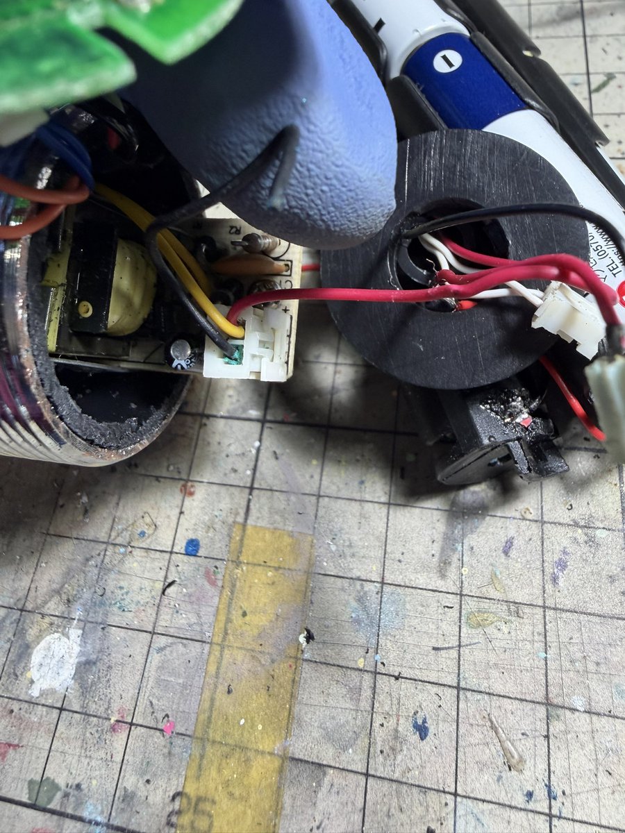 kaya_pramo's tweet photo. よし繋いだ！って思うと何かしらハズレテル。ナンダコレ。
電池ボックスも外せないし、ナンダコレ。マスターレプリカのライトセーバー舐めてた♡

グヌヌ(´◉ᾥ◉｀) https://t.co/QUhKcW2owq