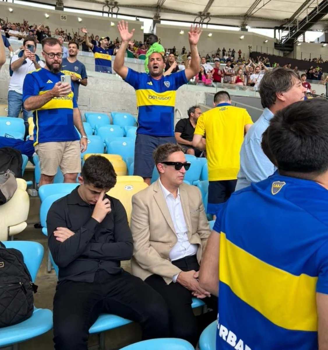 frabigol's tweet photo. En que momento normalizamos al DIRECTOR de ARBITROS viendo la FINAL de la LIBERTADORES en la PLATEA de BOCA????

Con que CARA dicen algo estos???? https://t.co/NGQ344z5VJ