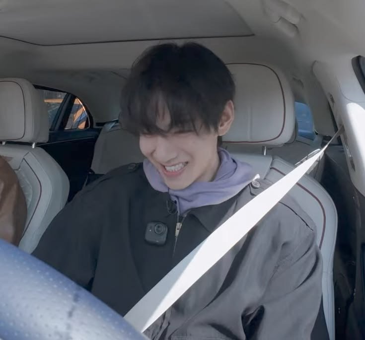 Kvdarlings's tweet photo. So taehyung had worn this jacket in his vlog too 🥹 https://t.co/vNfCfFycmz