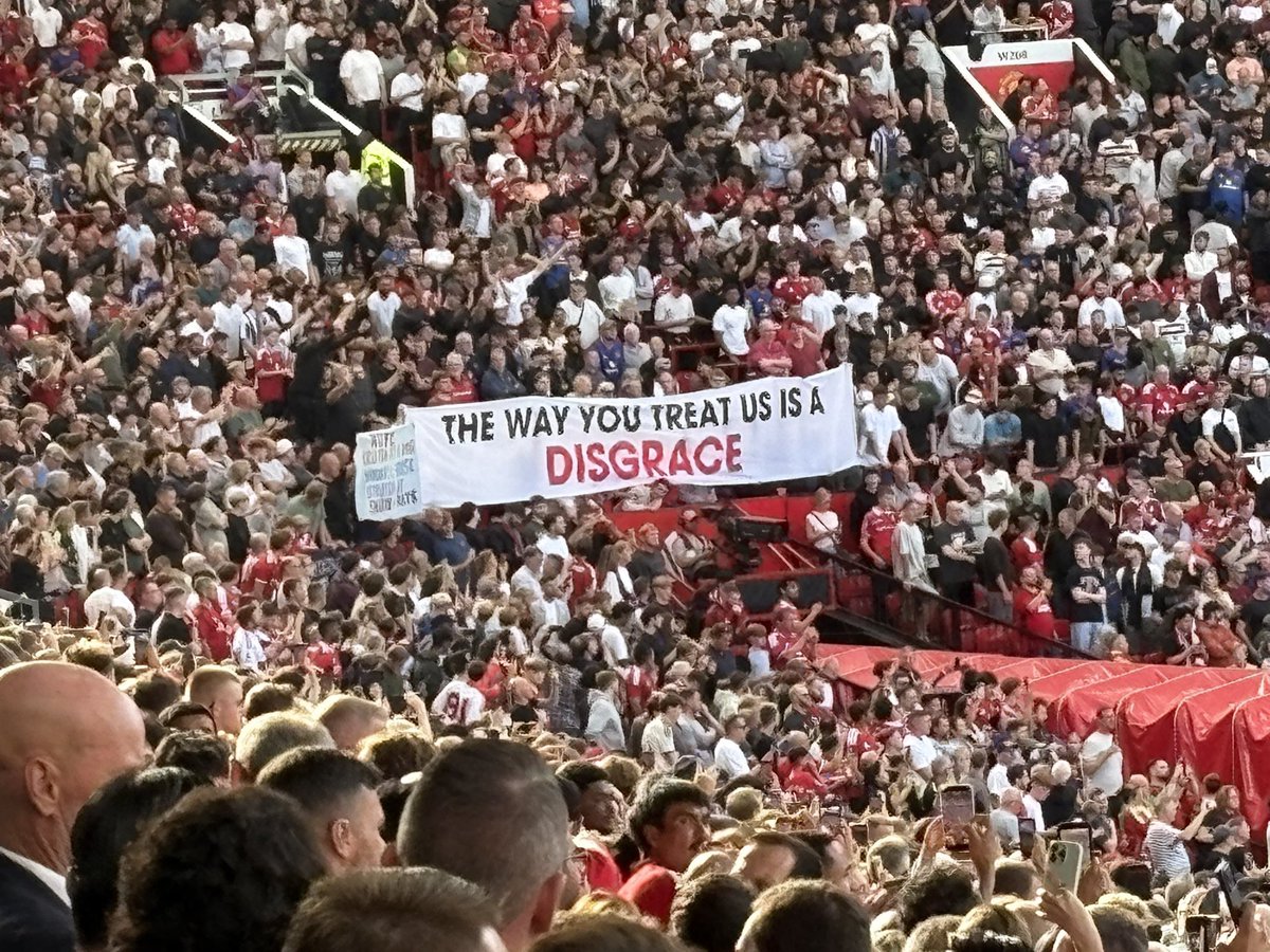 centredevils's tweet photo. 🚨🚨| Banner in the Stretford End aimed at Sir Jim Ratcliffe and the Glazers:

“THE WAY YOU TREAT US IS A DISGRACE” https://t.co/KzwYgEbV6o