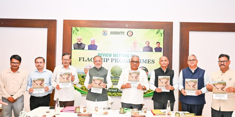 DDNewslive's tweet photo. Union Environment Minister @byadavbjp reviews progress of Great Indian Bustard (#GIB) Conservation, #Grassland Restoration and Project #Cheetah at Bhuj; Releases Gujarat #ActionPlan for GIB Conservation.

@moefcc https://t.co/bPMKAXGZFF