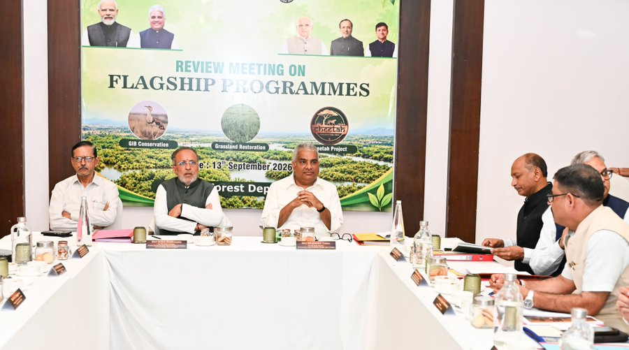 DDNewslive's tweet photo. Union Environment Minister @byadavbjp reviews progress of Great Indian Bustard (#GIB) Conservation, #Grassland Restoration and Project #Cheetah at Bhuj; Releases Gujarat #ActionPlan for GIB Conservation.

@moefcc https://t.co/bPMKAXGZFF