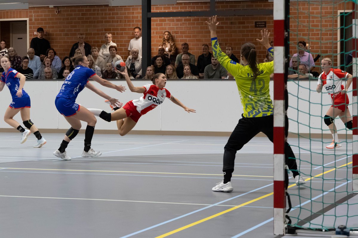 EindeVantWim's tweet photo. Gisteravond voor het eerst een eredivisie handbalwedstrijd bijgewoond tussen @Dsvdhandbaldames1 en @ds1_cabooter_fortesvenlo, uitslag 26 - 35 in de mooie sporthal van DSVD in Deurningen. Al mijn foto's staan op mijn Facebook site "Wim van 't Einde Fotograaf". https://t.co/u2OLlhBpSS