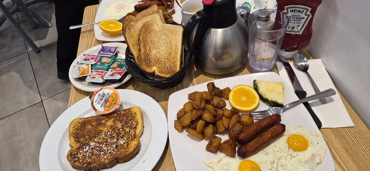KINGCVST's tweet photo. mmm yummy https://t.co/ZCUhUbMHVa