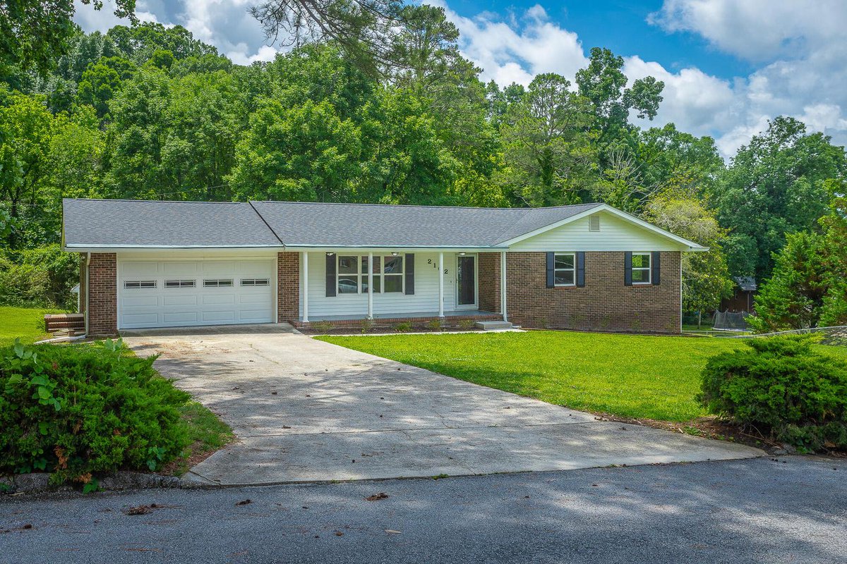 Rachaelga1's tweet photo. Crye-Leike 423-756-0771. Welcome home to 2102 Colonial Parkway--beautifully renovated, move-in ready, and conveniently located in the heart of East Brainerd! Owner/Agent. $394,900

https://t.co/yJQxOrU2lq

#realestate #chattanooga #houseforsale https://t.co/p4dNodJzi8