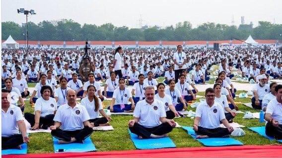 Sharanpreet_02's tweet photo. #cmdiyogshala #appbalbir #cmdysangrur #yogaforall https://t.co/Rey8ZSiXch