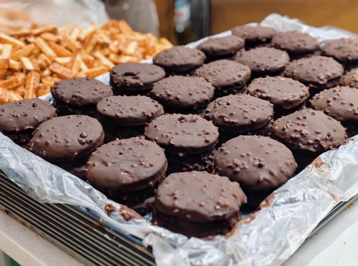astes747776's tweet photo. Just wrapped up baking chocolate chip cookies with my little sister—flour everywhere, way too many taste tests, and the warmest cookie cooling right on the table. This is the good stuff ， https://t.co/wILF23DEOz