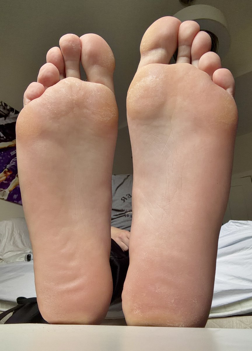 SolesWithCanuck's tweet photo. Feet so huge that they barely fit on your screen 

😵‍💫🦶 https://t.co/OGOZ4TwpOb