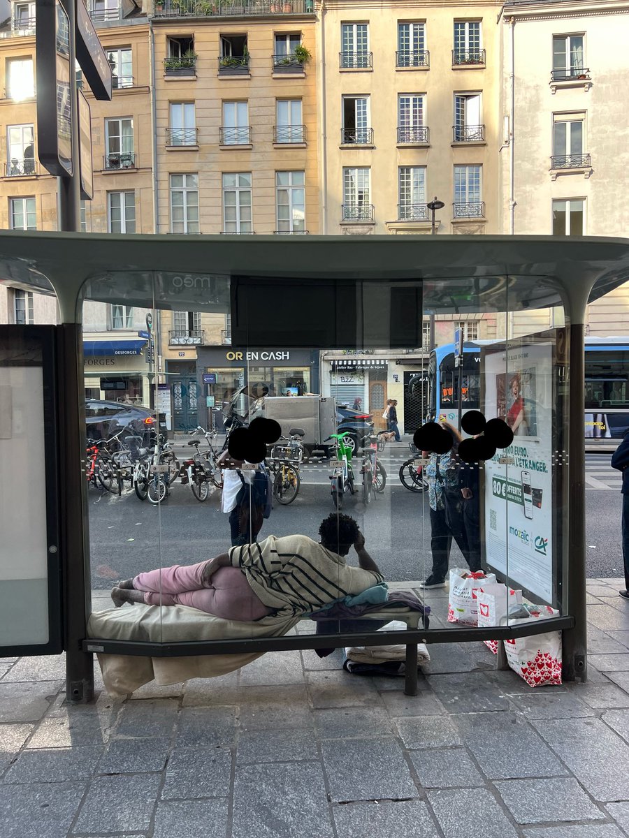 DeparisJulien's tweet photo. Qu’on accepte cette captation de l’espace public depuis des mois me sidère. Arrêt Saint Paul. 

Paris, ville d’@egregoire. Paris, ville tiers-monde. https://t.co/xogDkPH9yH