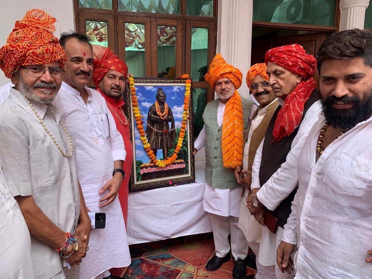 JPBhaiBJP's tweet photo. ग्राम हाजीपुर (सेक्टर-104, नोएडा) में गुर्जर सम्राट मिहिर भोज जी की जयंती के पावन अवसर पर श्री रामकेश चपराना जी के आवास पर कार्यक्रम में सम्मिलित होने का सौभाग्य प्राप्त हुआ। 

सम्राट मिहिर भोज जी की जयंती पर सादर नमन🚩

#MihirBhoj #SamratMihirBhoj #MihirBhojJayanti #GurjarSamaj https://t.co/TNKPYe0Sk3