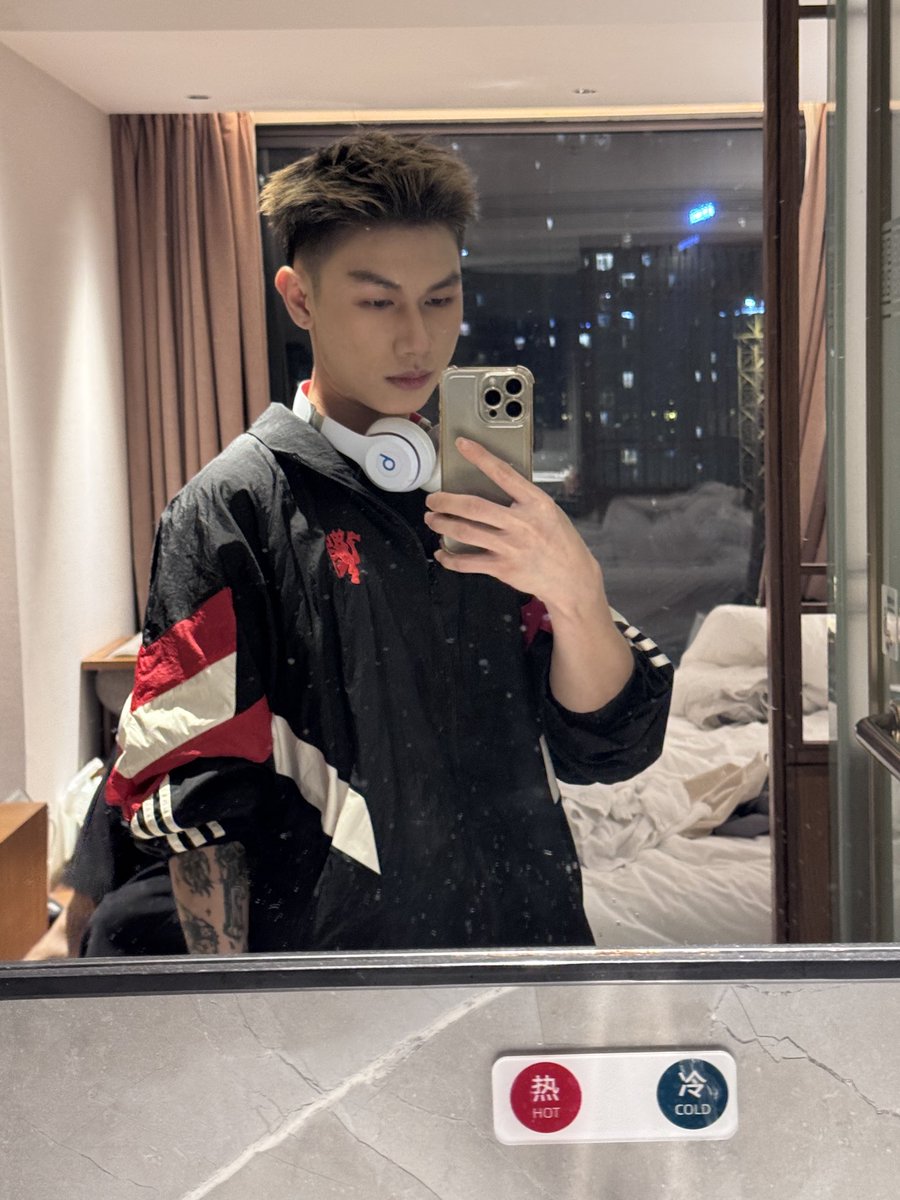 lqc1069's tweet photo. 十一原创本人  Take a daily photo of my life https://t.co/t7jJFkVimH
