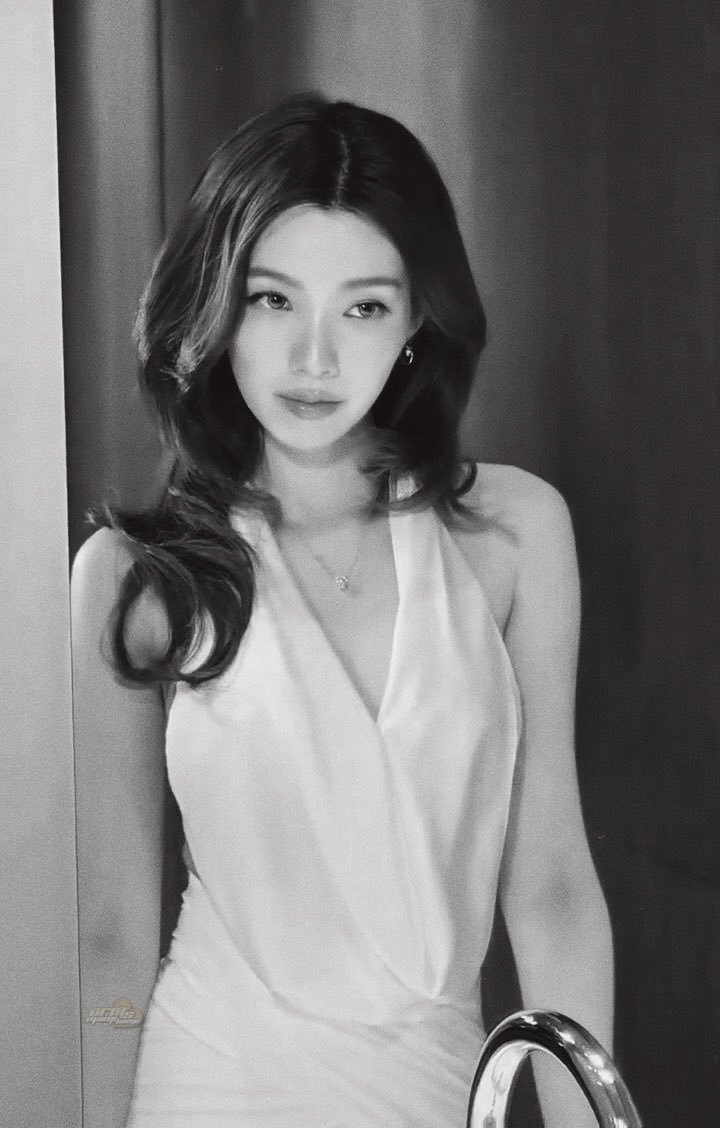 ormsmamihome's tweet photo. This Mae Naphat look still has me in a chokehold...🫠🧎‍♀️

ORMKORN X DECORTÉ
#OrmXDecortéLiposomeLive
#ออมกรณ์นภัส #OrmKornnaphat https://t.co/ywM40Yi1Lx