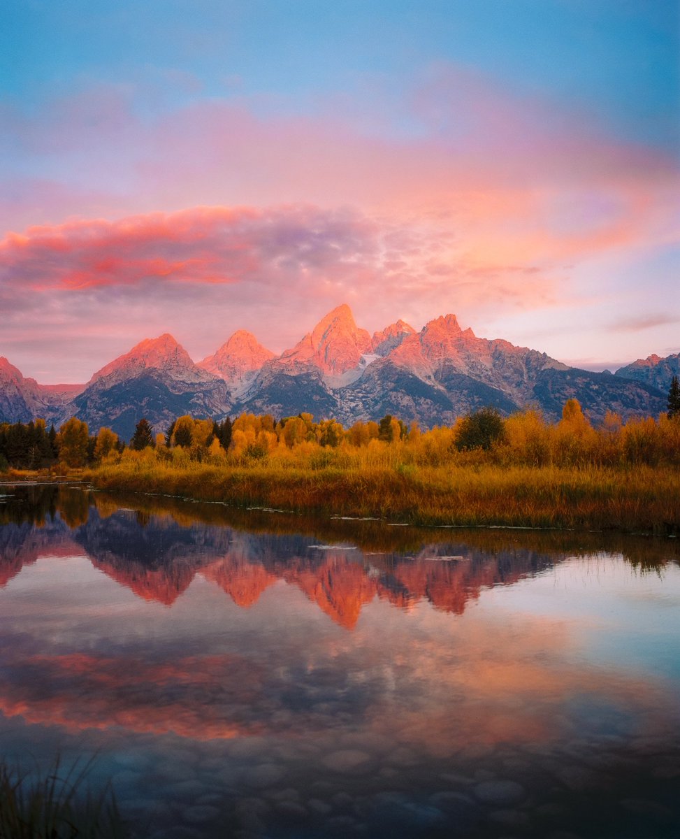 visualsofearth1's tweet photo. Autumn morning at the Grand Tetons. https://t.co/OWGqIawtNr
