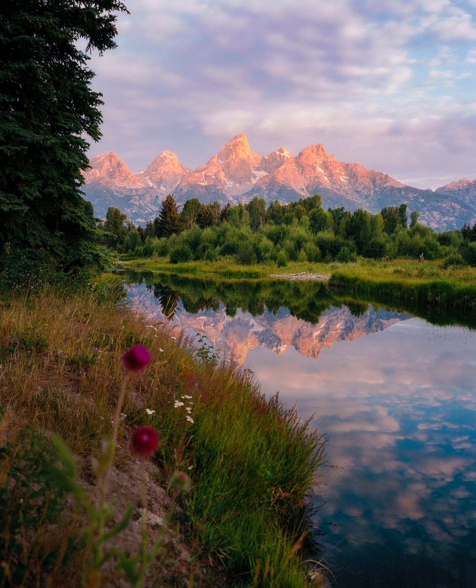 visualsofearth1's tweet photo. Autumn morning at the Grand Tetons. https://t.co/OWGqIawtNr