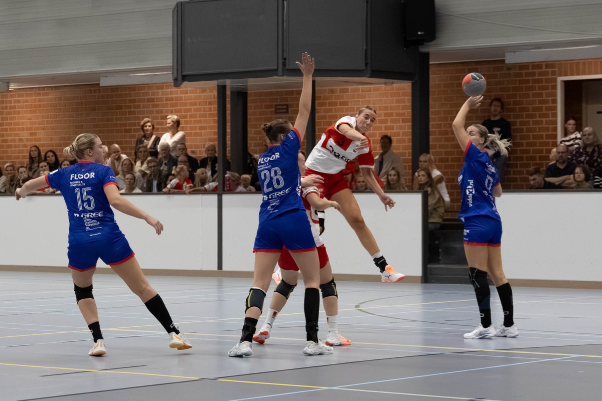 EindeVantWim's tweet photo. Gisteravond voor het eerst een eredivisie handbalwedstrijd bijgewoond tussen @Dsvdhandbaldames1 en @ds1_cabooter_fortesvenlo, uitslag 26 - 35 in de mooie sporthal van DSVD in Deurningen. Al mijn foto's staan op mijn Facebook site "Wim van 't Einde Fotograaf". https://t.co/u2OLlhBpSS