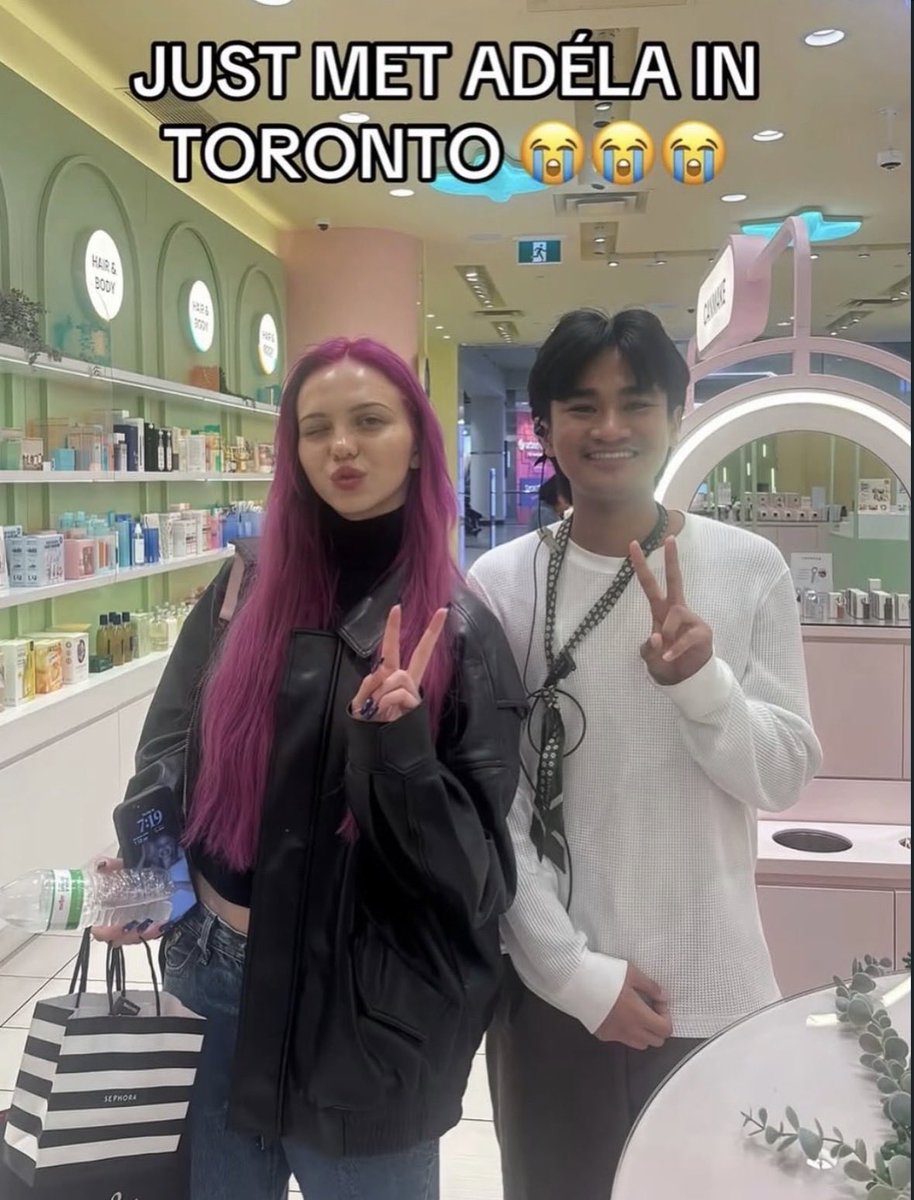 centraladelaa's tweet photo. ADÉLA com fans em Toronto.

— fotos de @/simon_xcx. https://t.co/gBWDkazNxv