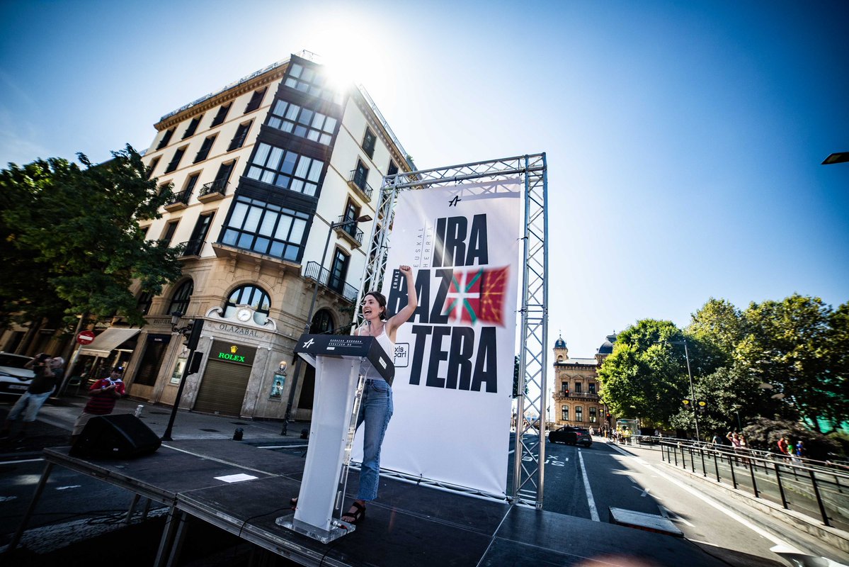 ernaigazte's tweet photo. 4000 gaztetik gora elkartu gara Donostian.

Herri bat faxismoaren kontra. Herri bat etengabe askatasunaren alde.

Euskal Herrian badago alternatiba, eta Euskal Herri aske, sozialista, feminista eta euskalduna da. 

Jarrai dezagun lanean!

#EHIrabaztera https://t.co/L43CABqe5r