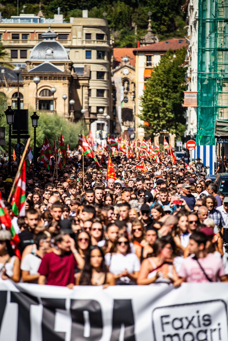 ernaigazte's tweet photo. 4000 gaztetik gora elkartu gara Donostian.

Herri bat faxismoaren kontra. Herri bat etengabe askatasunaren alde.

Euskal Herrian badago alternatiba, eta Euskal Herri aske, sozialista, feminista eta euskalduna da. 

Jarrai dezagun lanean!

#EHIrabaztera https://t.co/L43CABqe5r