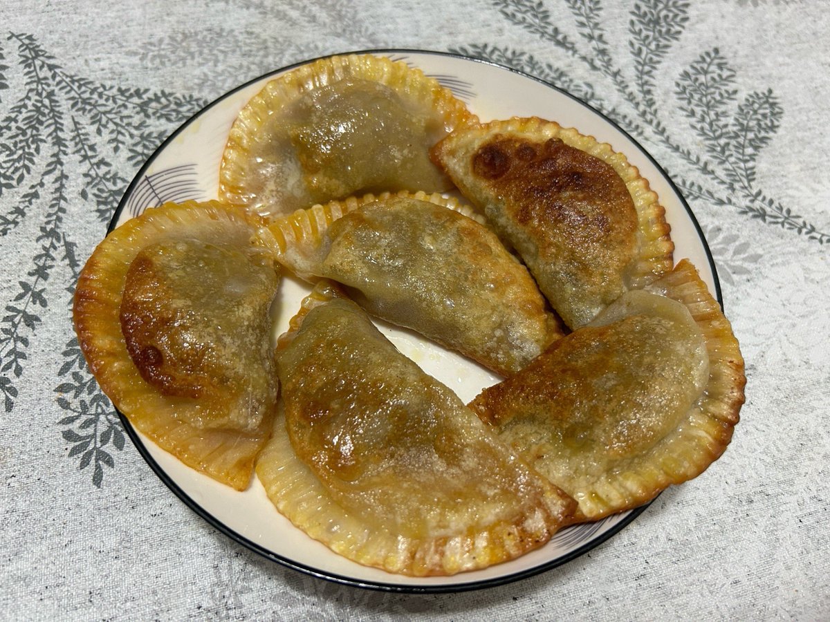 aelln024600's tweet photo. Late night cravings hit—warm miso soup and pan-fried gyoza straight from the hot grill, only here at our tiny neighborhood spot. No rush, all cozy, just for you. https://t.co/6jjgoY8wyS
