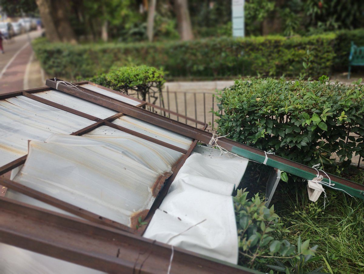 redofcvehysnsm's tweet photo. @locatel_mx @NancyNunezmx @AzcapotzalcoMx por favor reparar el anuncio de actividades físicas que se encuentra en el Parque Revolución col. Nueva Santa María, de cayó por los fuentes vientos y puede causar accidentes, ya que sobresale de la jardinera al paso peatonal.
Gracias https://t.co/MRHyIpSDfO